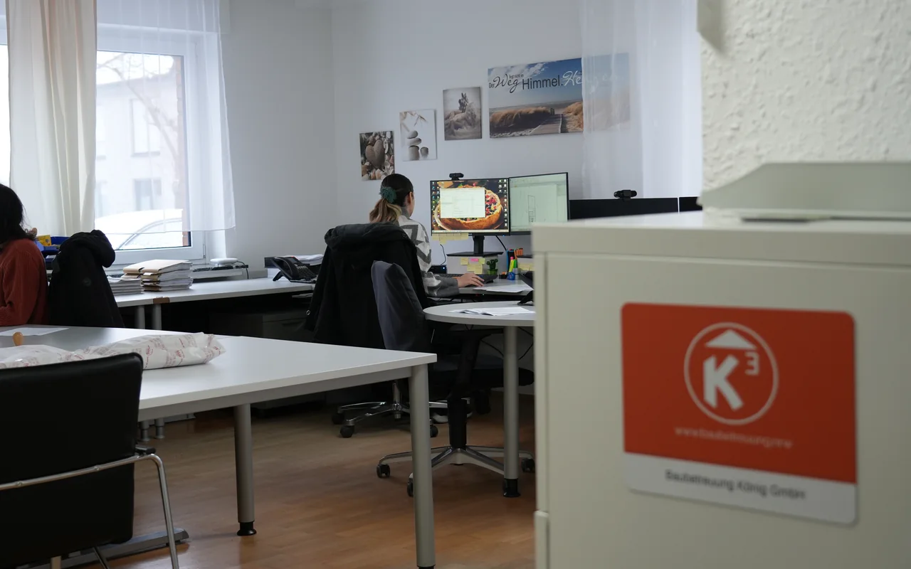 Arbeitsplatz im Büro mit Unterlagen