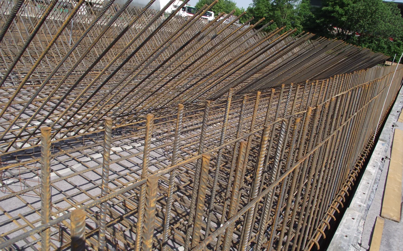 Rohbau und Bewehrung auf der Baustelle