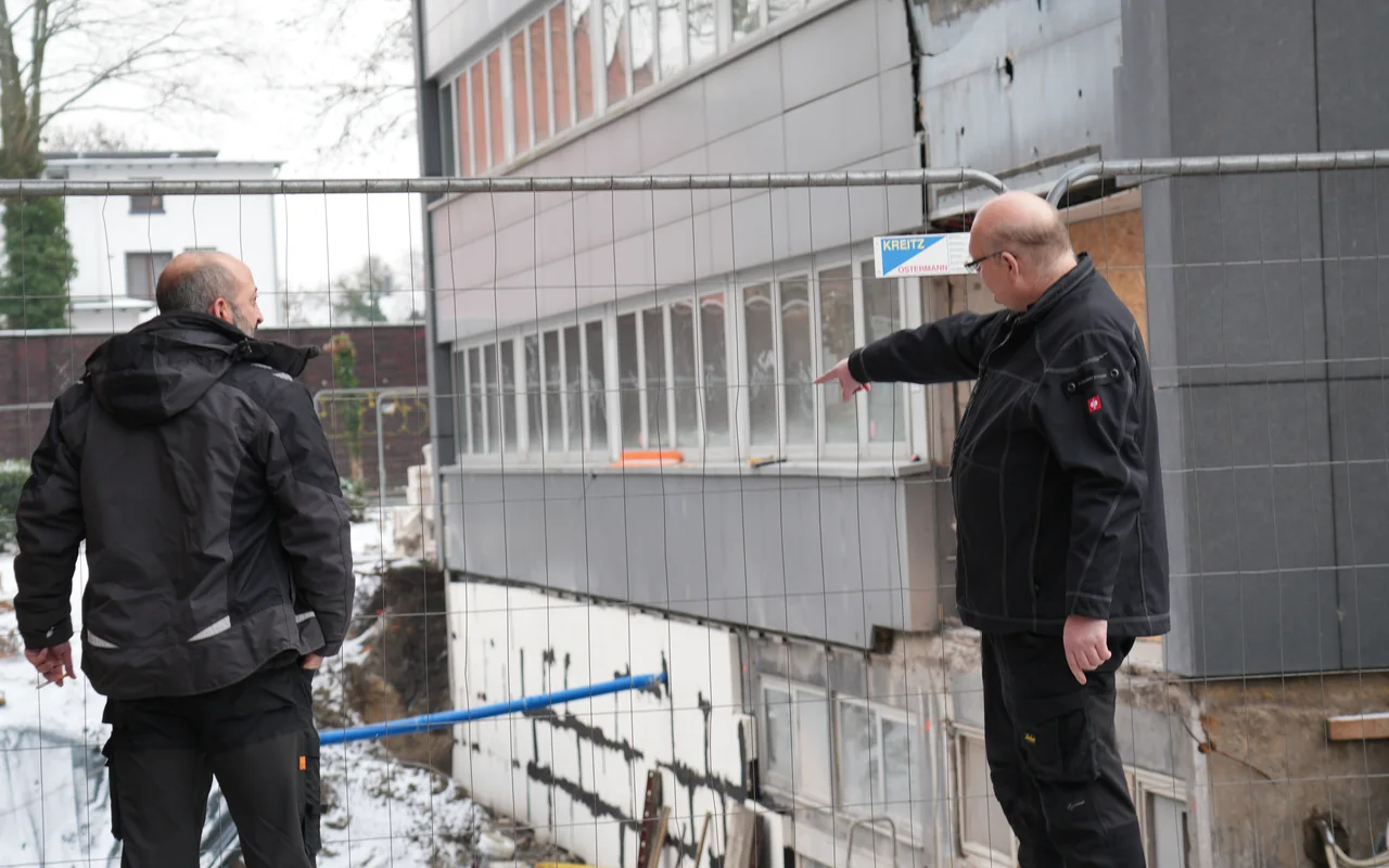 Baustellenabstimmung an einem Gebäude