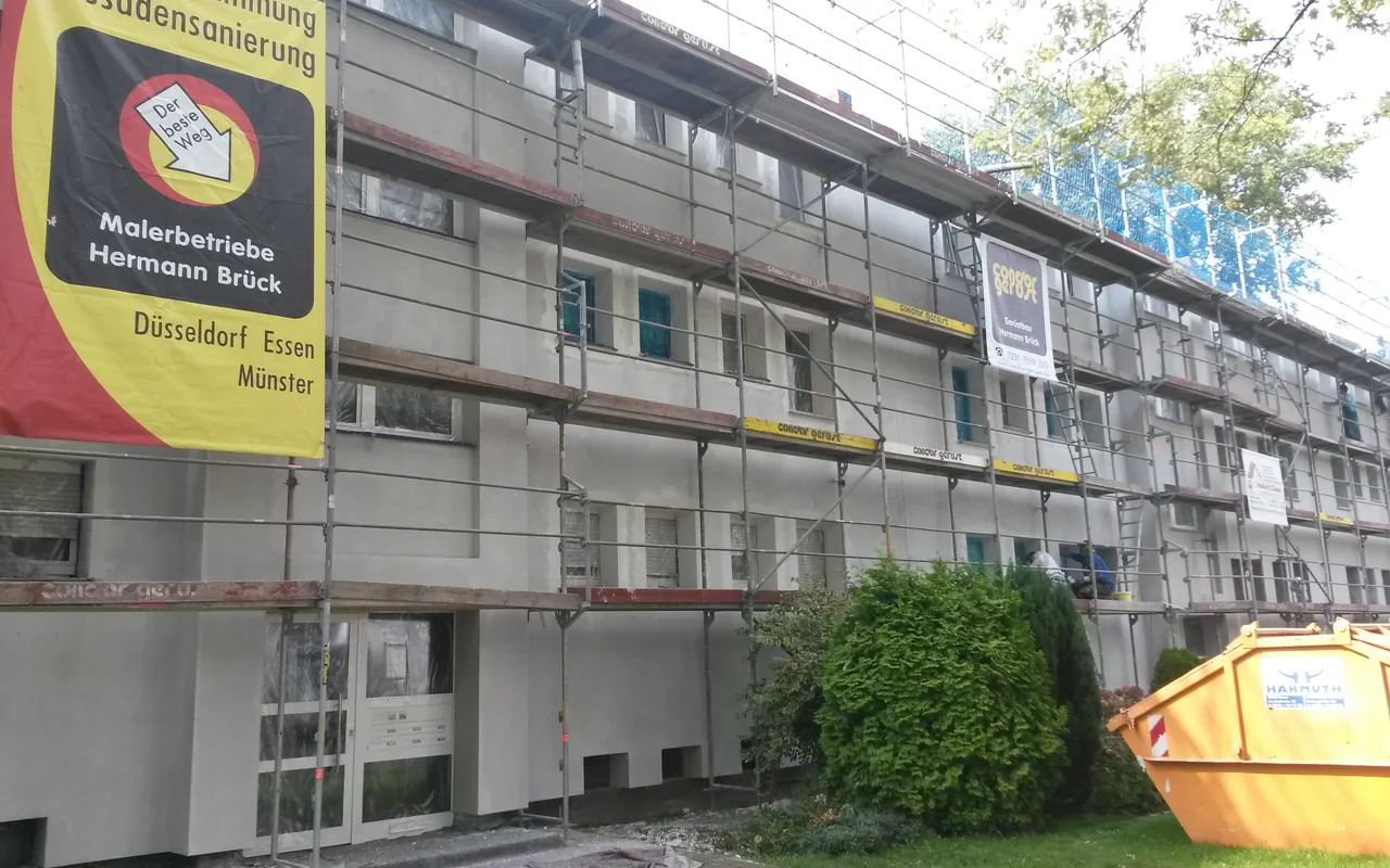 Gebäude mit eingerüsteter Fassade