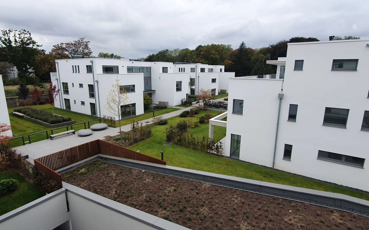 Wohnanlage mit mehreren Gebäuden